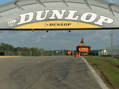 Arbejdet er igang under den klassiske Dunlop bro.
(Foto: Claude Foubert)